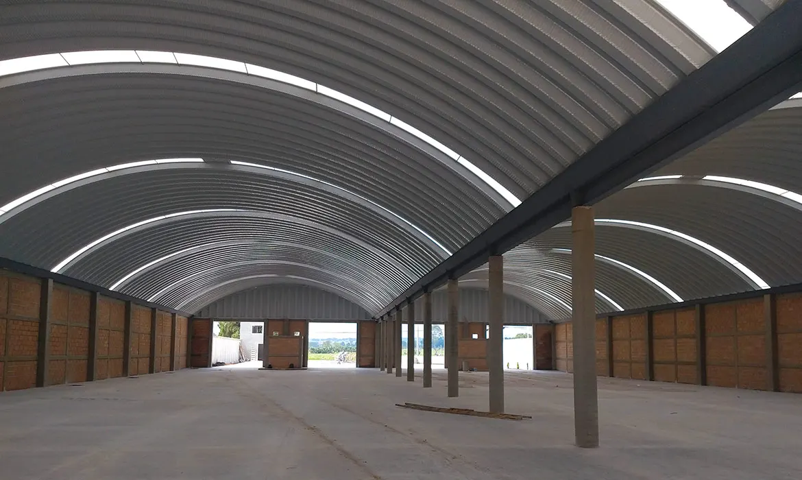 Interiores de bodega con arcotechos