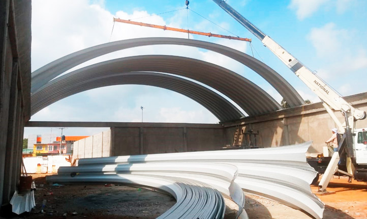 montaje de arcotecho con grúa