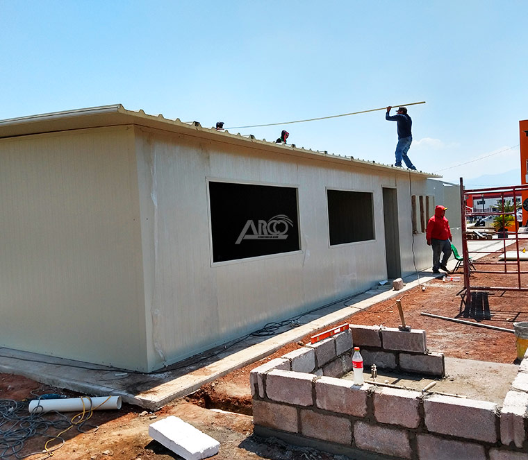 Aula de escuela con multytecho